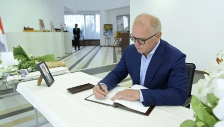 VESIĆ SE UPISAO U KNJIGU ŽALOSTI: Premijer Šinzo Abe živeće zauvek u kolektivnom sećanju našeg naroda (FOTO)