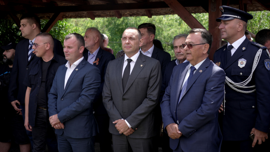 SRPSKI BOL NE ZANIMA NIKOGA! Vulin položio vence na spomenike ubijenim Srbima u srebreničkim i bratunačkim selima (FOTO)