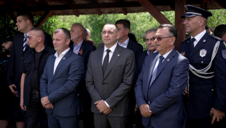 SRPSKI BOL NE ZANIMA NIKOGA! Vulin položio vence na spomenike ubijenim Srbima u srebreničkim i bratunačkim selima (FOTO)