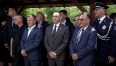 SRPSKI BOL NE ZANIMA NIKOGA! Vulin položio vence na spomenike ubijenim Srbima u srebreničkim i bratunačkim selima (FOTO)