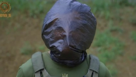 OVAJ SNIMAK NE SMEJU DA POKAŽU ZELENSKOM Kesa na glavi, čečenski vojnik pripucao na lažnog predsednika Ukrajine (VIDEO)