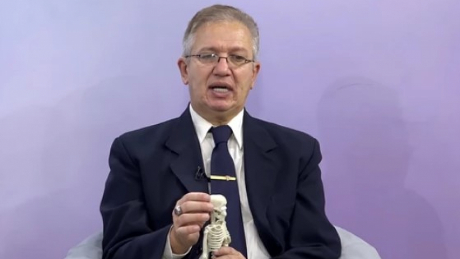 REŠAVA JEDNIM POTEZOM Ovo je doktor koji je nameštao vrat čoveku koji je nakon tretmana pao u komu i umro