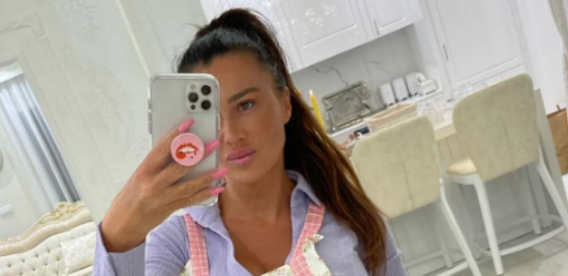 KRISTALI, OGLEDALA, BARBI KUPATILO Stanija pokazala svaki kutak svog luksuznog stana (FOTO)