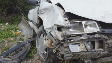 MLADIĆ SA PROBNOM VOZAČKOM DOZVOLOM NAPRAVIO UDES Od siline udara metalna ograda na Кaranovom mostu potpuno uništena