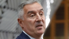 ŠEŠELJ SLAVI MILOV PORAZ Đukanović je najveći izdajnik srpskog naroda u istoriji (VIDEO)