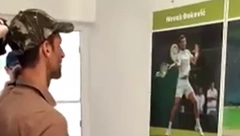 NOVAK OSTAO BEZ TEKSTA Đoković je ugledao jednu sliku na zidu i potpuno se iznenadio (VIDEO)