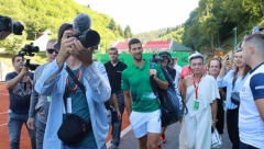 UZBUĐENA ŽENA NASMEJALA PRISUTNE, DOK JE SUPRUG SMIRIVAO: „Nole, srce će me deknuti ovde“ (VIDEO)