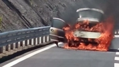 GORI AUTOMOBIL KOD BUBANJ POTOKA Plamen guta vozilo: Totalni kolaps u saobraćaju, gužve u oba smera (VIDEO)