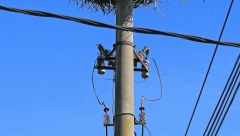 TRAGEDIJA IZBEGNUTA ZA DLAKU Radnik popravljao niskonaponsku mrežu , pa upao u jezero u selu podno Kablara