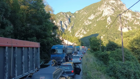 OVO JE KATASTROFA, NE MOŽEMO DA MRDNEMO NI METAR Potpuni kolaps na granici sa Crnom Gorom (FOTO/VIDEO)