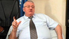 HIT U HRTKOVCIMA Pogledajte šta piše na kući Vojislava Šešelja (FOTO)