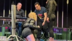 RADNICI KLUBA ODMAH REAGOVALI Pijana devojka se zaletela na poznatu pevačicu, ona prebledela od straha (VIDEO)