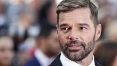 ZANEMEĆETE KADA VIDITE KAKO IZGLEDA SIN RIKI MARTINA Pevač priznao da je gej, a njega krije od svih (FOTO)