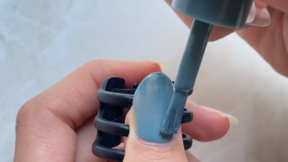 PREDSTAVLJAMO VAM NOVI TRIK ZA LAKIRANJE NOKTIJU Potreban vam je samo ovaj predmet, da ne umažete ceo prst