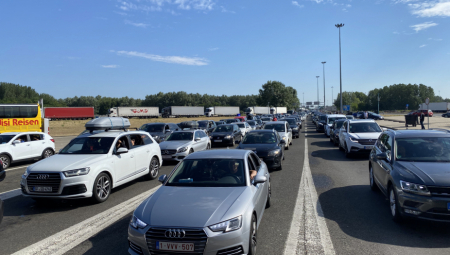 OGROMNE GUŽVE NA IZLAZU IZ SRBIJE Zbog praznika i po 3 sata na granici, nigde bez zimske opreme!