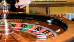 PRETUKAO DEVOJKU JER MU JE DONELA LOŠU SREĆU   Beograđanin na kocki izgubio 10 000 evra pa bes iskalio na  svoju dragu