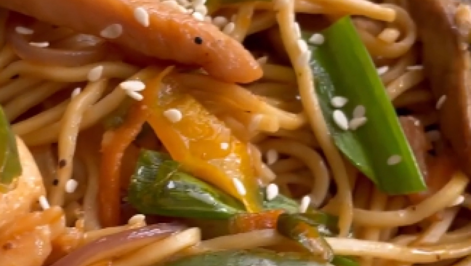 BOLJI JE OD KUPOVNOG Napravite sami kineski miks sa piletinom i nudlama-preliv će vam se posebno dopasti