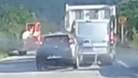 SNIMLJENA GADNA SAOBRAĆAJKA KOD KURŠUMLIJE U punoj brzini se zakucao u kamion, totalna havarija (VIDEO)