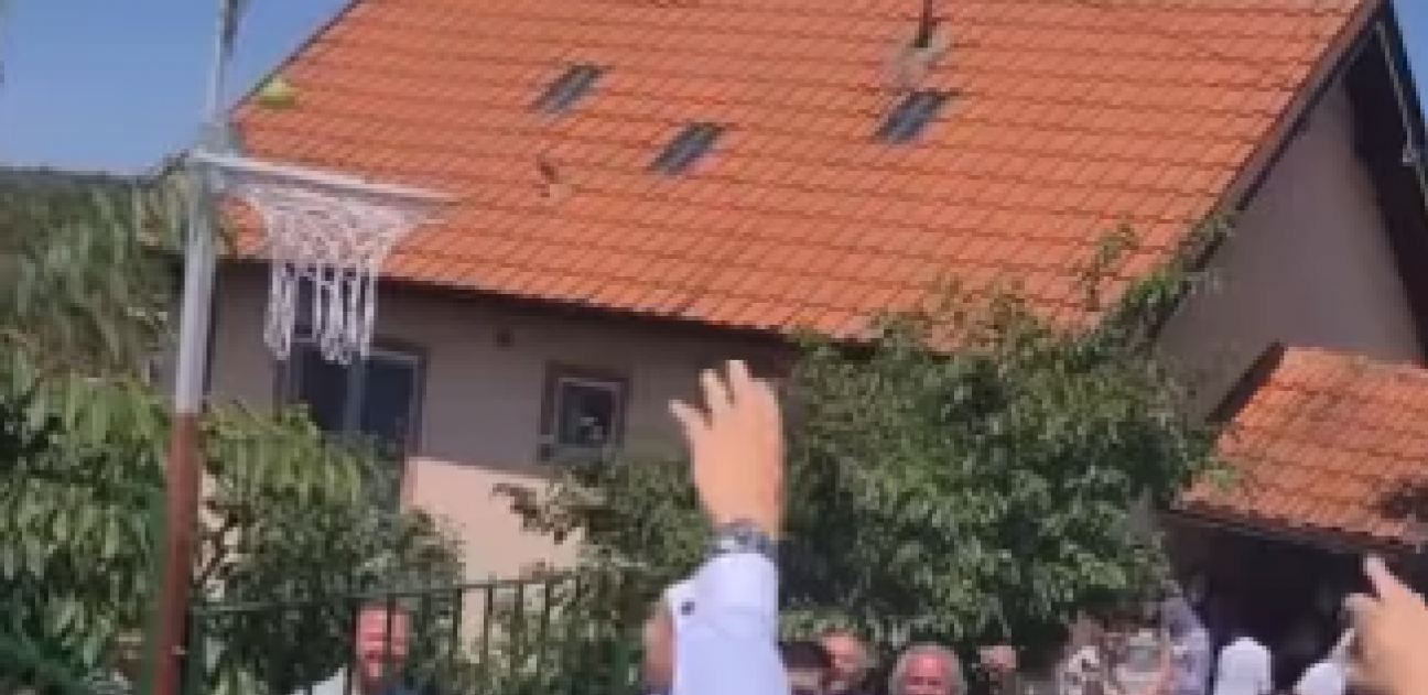PUCANJE U JABUKU ODLAZI U ISTORIJU Srpska venčanja postala su potpuno drugačije, a za sve je kriva košarka - ovo je novi trend (VIDEO)