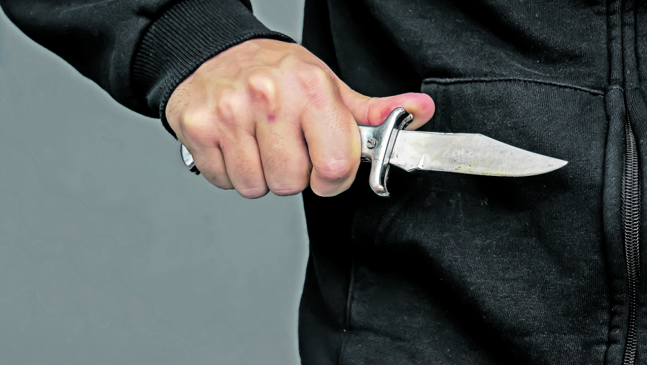 POKUŠAJ UBISTVA KOD BAČKE TOPOLE Nožem izbo policajca koji je došao da odbrani njegovog oca!