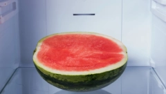 LUBENICU VIŠE NIKADA NEĆETE GLEDATI NA ISTI NAČIN Ako je ovako jedete može da izazove ozbiljne zdravstvene probleme i više štete nego koristi