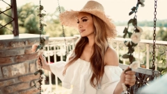 ŠOKIRAĆETE SE KADA SAZNATE KO JE BRAT JELENE TOMAŠEVIĆ Niko nije imao pojma, bavi se muzikom, obavijen velom misterije!