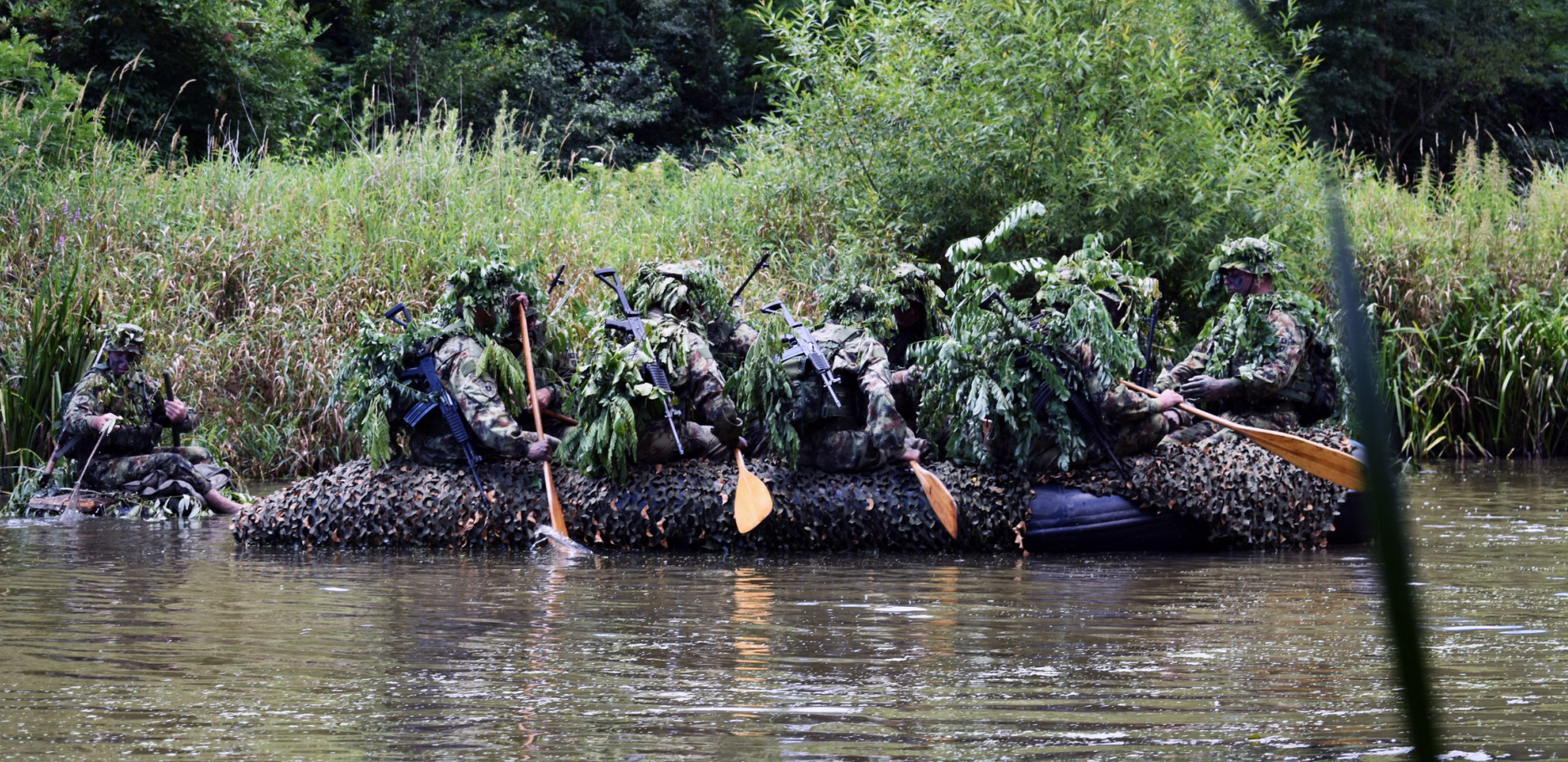 VOJSKA SRBIJE SPREMNA DA DEJSTUJE U SVIM VREMENSKIM USLOVIMA Obuka izviđača za savlađivanje vodenih prepreka (FOTO)