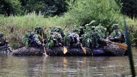 VOJSKA SRBIJE SPREMNA DA DEJSTUJE U SVIM VREMENSKIM USLOVIMA Obuka izviđača za savlađivanje vodenih prepreka (FOTO)