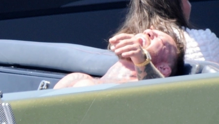 KONOR SE PIPKA SA MUŠKARCEM Fotografisan u vrućem klinču (FOTO)