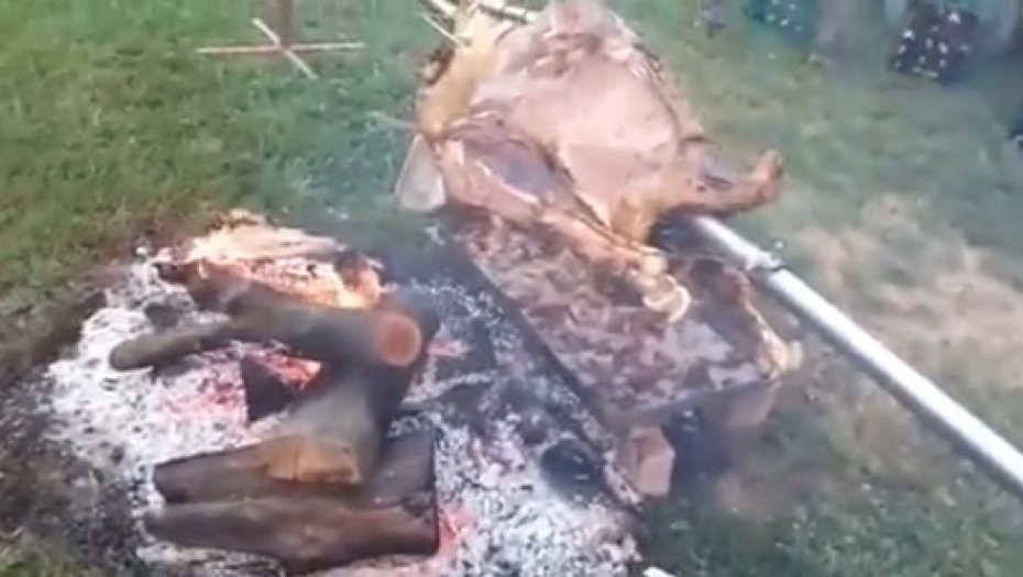 ŠTA TO SRBI PEKU NA RAŽNJU? Hit snimak zapalio društvene mreže - "Ovo su Nemanjići jeli na Đurđevdan!" (VIDEO)