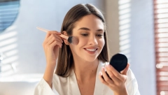 SAMO GA PAMETNO KORISTITE Rumenilo može vizuelno da promeni oblik lica (VIDEO)