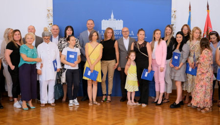 SUDBINA GRADA JE U VAŠIM RUKAMA! Vučević: Ugovor o samozapošljavanju dobilo 40 žena, iz budžeta izdvojeno 15 miliona dinara (FOTO)