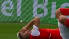 OVO JOŠ NIJE VIĐENO Navijači uspeli da fudbalera u glavu pogode ribom (VIDEO)