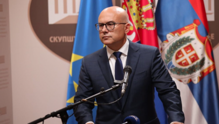 MILOŠ VUČEVIĆ UŽASNUT DIVLJANJEM LAŽNIH EKOLOGA Proteste pretvorili u huliganski pohod tokom kojeg skidaju zastave naše države Srbije