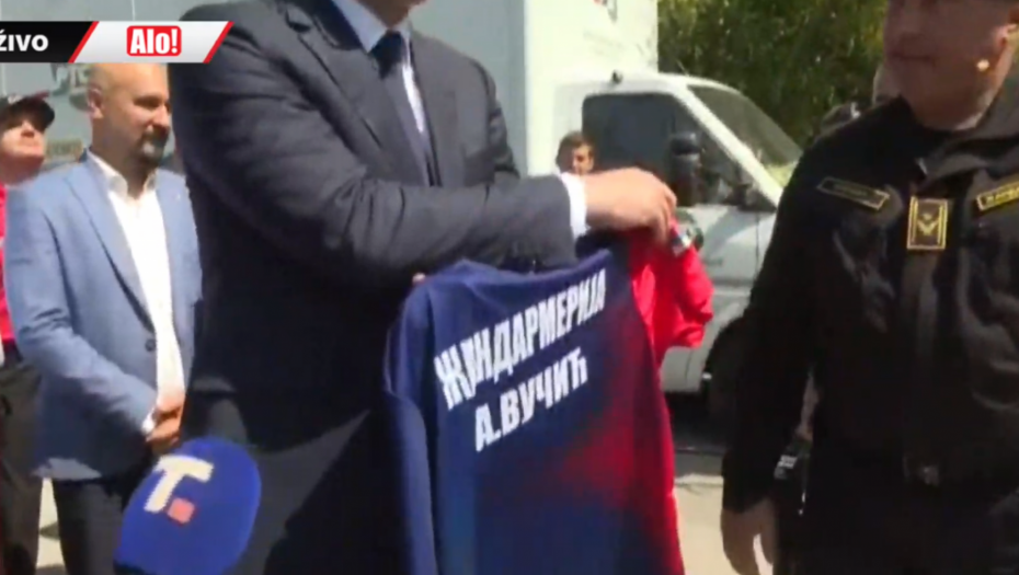 "PREDSEDNIČE, ZNAMO DA VOLITE SPORT" Vučić dobio specijalni poklon od pripadnika Žandarmerije