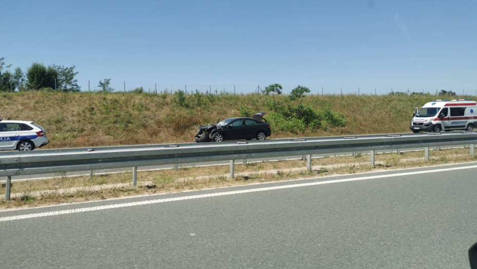 AUTOMOBIL SE ZAKUCAO U ŠLEPER Delovi kola rasuti po auto-putu Miloš Veliki (FOTO)