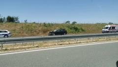 AUTOMOBIL SE ZAKUCAO U ŠLEPER Delovi kola rasuti po auto-putu Miloš Veliki (FOTO)