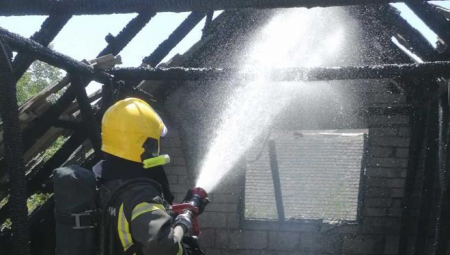 VATRENA STIHIJA PROGUTALA KUĆU Tragedija u Knjaževcu: Vatrogasci pronašli beživotno telo