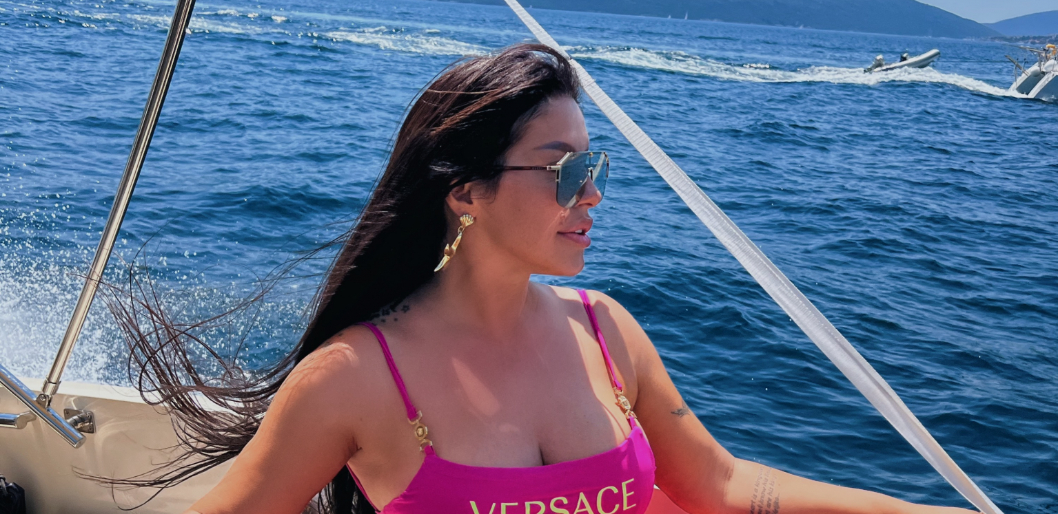 ALO! PAPARAZZO SEKA U NESVAKIDAŠNJEM IZDANJU! Evo šta pevačica radi pred nastup u Budvi (FOTO)