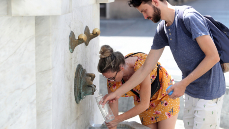 Ono što su nam govorile bake ima smisla: Ako pijete vodu na ovaj način uništavate imunitet i varenje