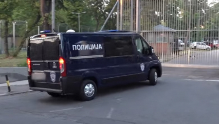 UŽAS KOD ALIBUNARA Auto se zakucao u zatvorski kombi - povređeni čuvari i osuđenici! (VIDEO)
