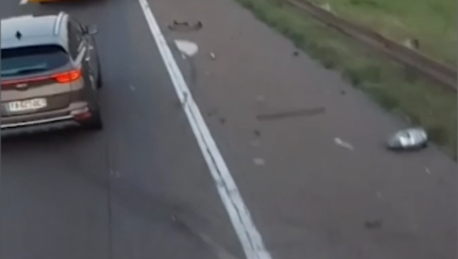 LANČANI SUDAR NA AUTO-PUTU BEOGRAD-NIŠ Tri automobila slupana, delovi svuda okolo (VIDEO)