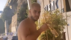 POSLE RAZVODA SAMO PROVOD Nakon priče da je prevario Aleksandru, Dejan Dragojević uhvaćen u Budvi, u kafiću radio ovo (FOTO)