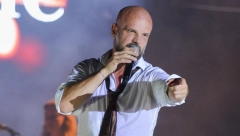 BOBAN RAJOVIĆ USLIKAN DANAS U LOŠEM STANJU! Pevač se jedva kretao na aerodromu, oglasio se i otkrio šta mu se desilo!