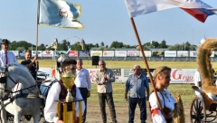 Pobednički pehar kasačke trke „Dužijanca” gradonačelnik Bakić uručio Branislavu Jokiću