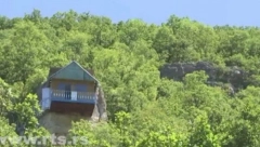 NI NA NEBU, NI NA ZEMLJI Kuća u blizini Bele Palanke je najneobičnija u Srbiji, nalazi se u steni i nikoga ne ostavlja ravnodušnim