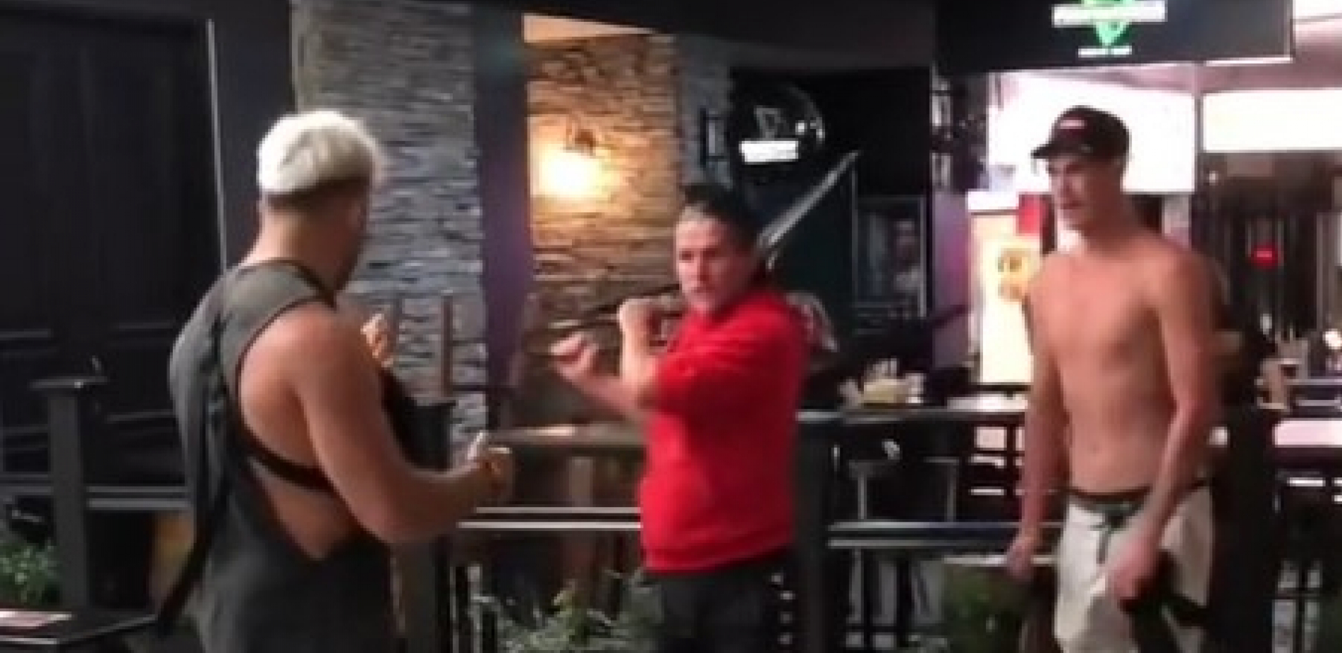 NALETELI NA POGREŠNU OSOBU Pijane siledžije krenule na muškarca, a kada su se otreznile bilo je već kasno (VIDEO)