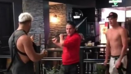 NALETELI NA POGREŠNU OSOBU Pijane siledžije krenule na muškarca, a kada su se otreznile bilo je već kasno (VIDEO)