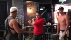 NALETELI NA POGREŠNU OSOBU Pijane siledžije krenule na muškarca, a kada su se otreznile bilo je već kasno (VIDEO)