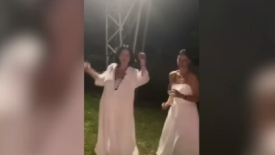 ĐUSKAJU I ISPIJAJU PIĆA Sloboda Mićalović se totalno opustila, oduševila sve prisutne, a društvo joj je pravila ova starija koleginica (FOTO)